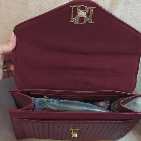 Elegant Burgundy Quilted Handbag - Picture 4 of 7